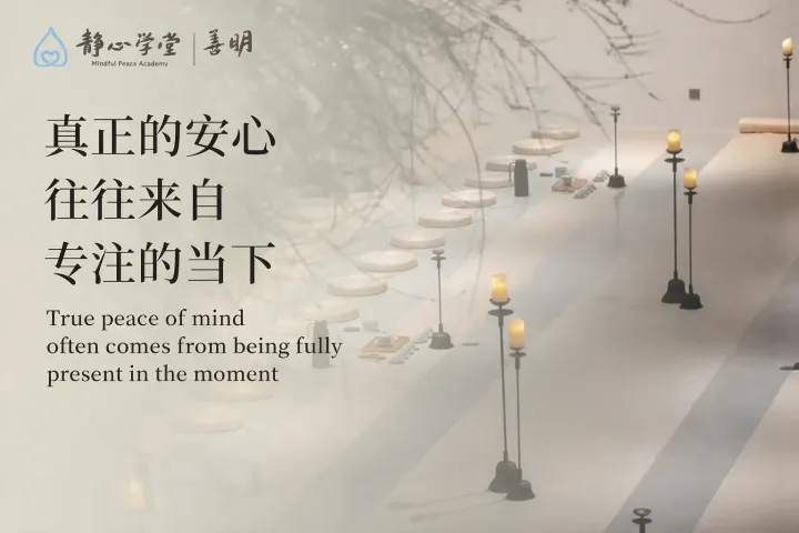 宁静的走廊里多盏黄色灯笼,传达正念冥想的宁静主题